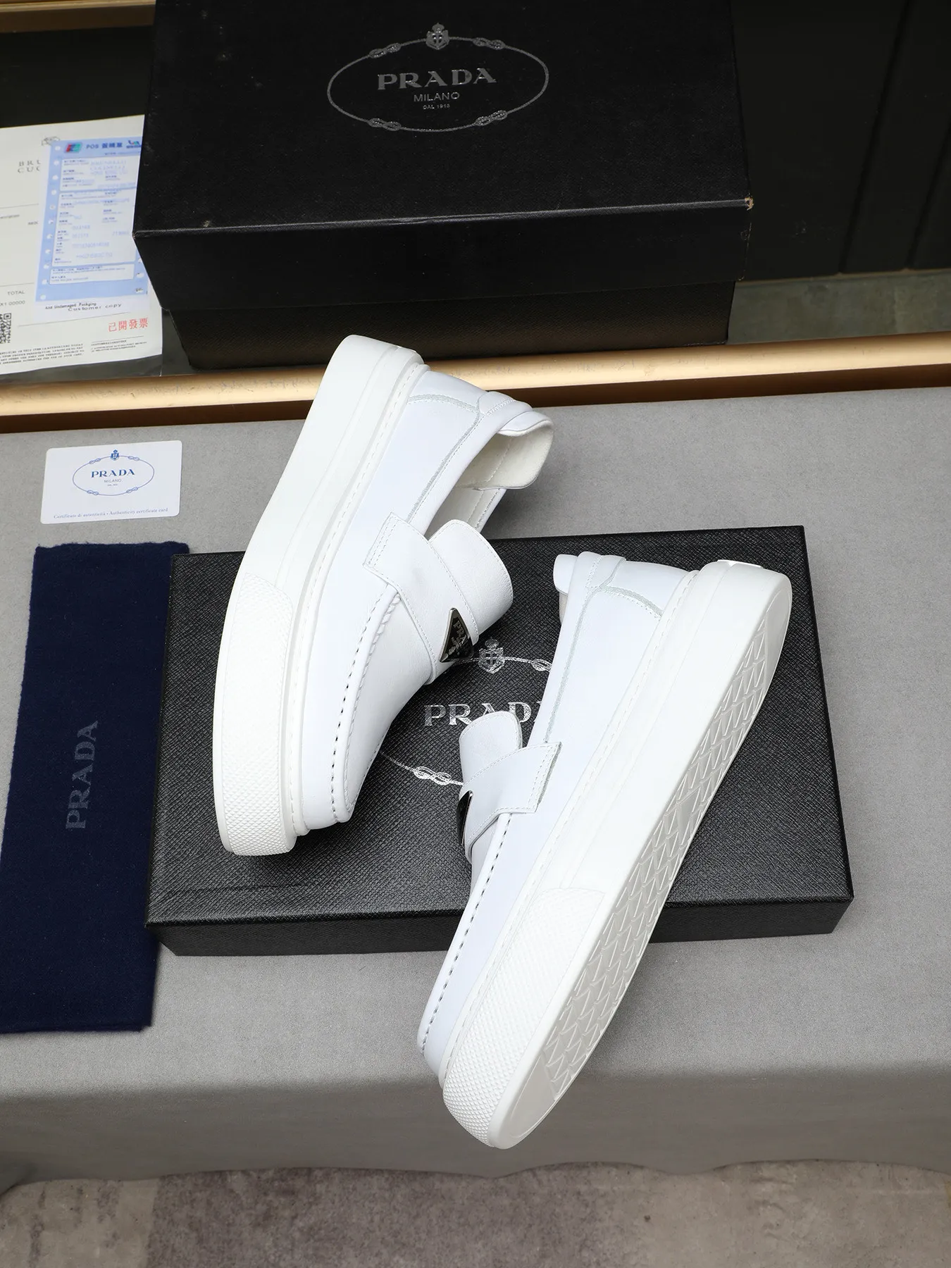 Men's Men's Shoes 💰500 Prada/Prada Men's new casual shoes, this upper is made of imported calfskin + sheep lining! The outsole is made of non-slip foam outsole, which feels good on your feet and is a fashionable and stylish item!  Size: 38-44 (45 customized)